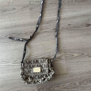 Michael kors crossbody purse